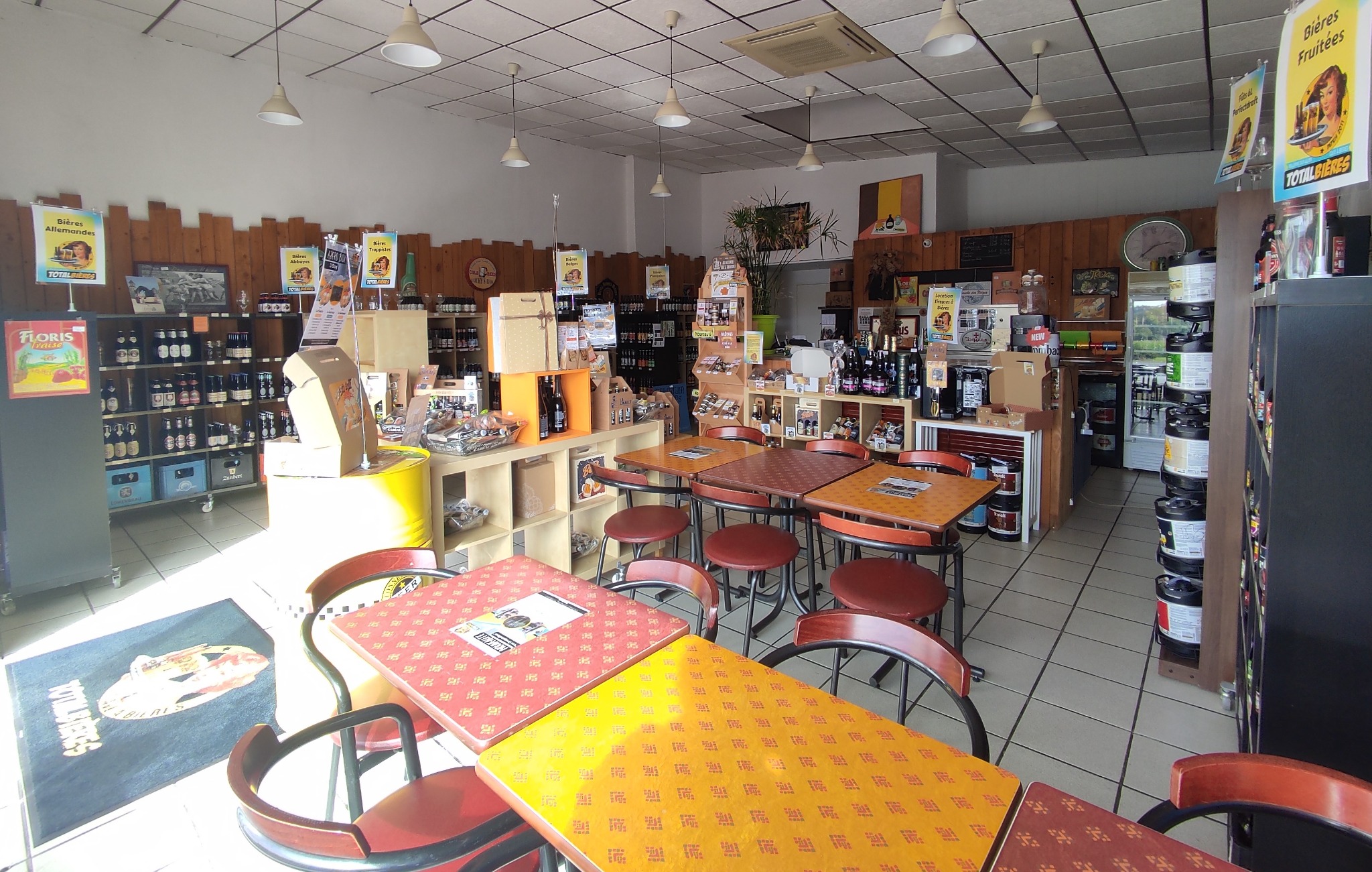 Intérieur de la cave Total Bières et son espace dégustation à Bellerive-sur-Allier
